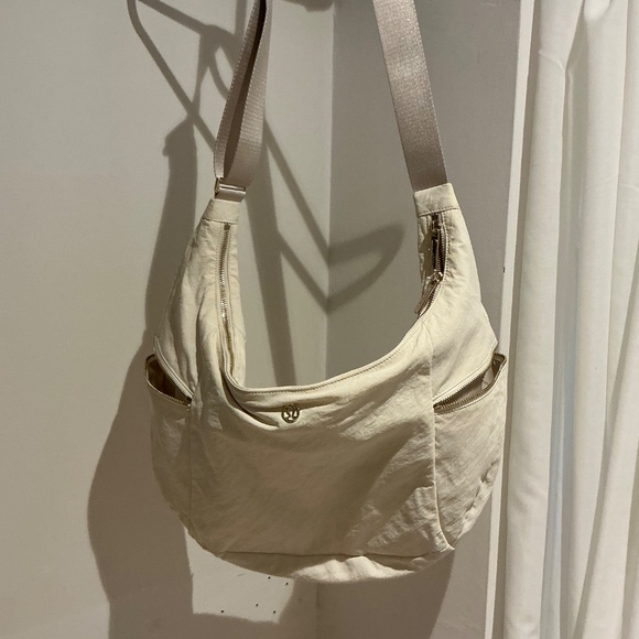 Large Slouchy Sling Bag 13L Metal Hardware - Picture 4 of 5